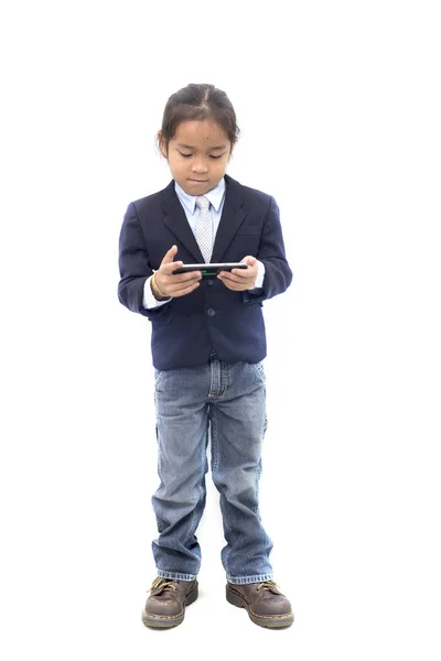 Азиатский мальчик в костюме играет мобильный телефон на белом фоне — стоковое фото