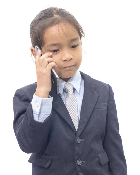 Азиатский мальчик в костюме разговаривает по мобильному телефону на белом фоне — стоковое фото