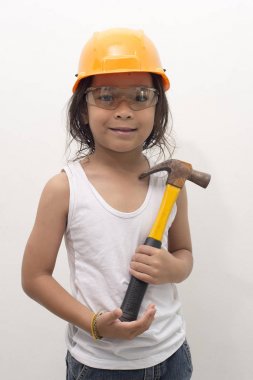 Asya güvenlik kask çekiç - beyaz arka plan üzerinde izole tutan çocukla