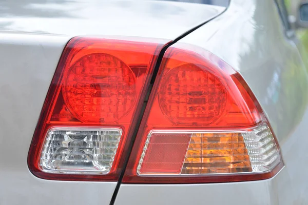 Primer plano de una luz trasera en un coche plateado —  Fotos de Stock