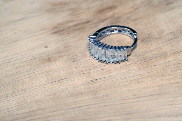 木製の背景の美しさのダイヤモンドのイヤリング — ストック写真