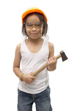 Asyalı çocuk balta tutan araçları ile