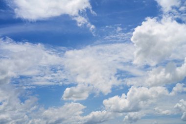 Beyaz bulutlar, mavi gökyüzü, parlak bir günde