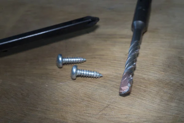 Brocas de madera robusta con tornillos y destornilladores — Foto de Stock