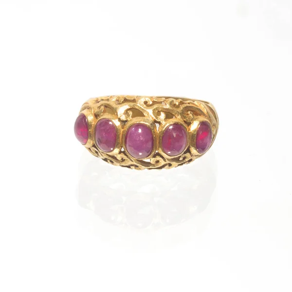 Roze ruby op gouden ring, traditionele productie — Stockfoto