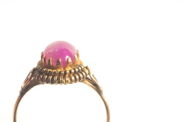 Ροζ ρουμπίνι σε χρυσό δαχτυλίδι, παραδοσιακή παραγωγή — Φωτογραφία Αρχείου