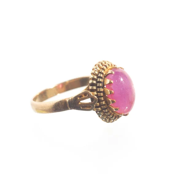 Roze ruby op gouden ring, traditionele productie — Stockfoto