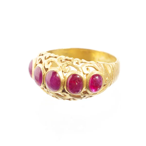 Roze ruby op gouden ring, traditionele productie — Stockfoto