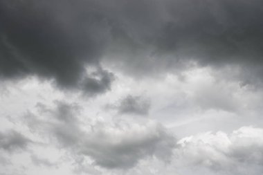 Yağmurlu bulutlar gökyüzünde. Yağmurdan önce