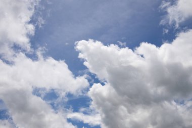 Beyaz bulutlar, mavi gökyüzü, parlak bir günde