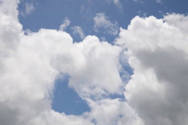 Beyaz bulutlar, mavi gökyüzü, parlak bir günde