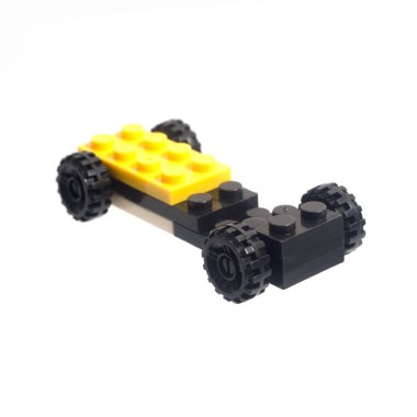 Lego parçaları beyaz zemin üzerine yapılan oyuncak.