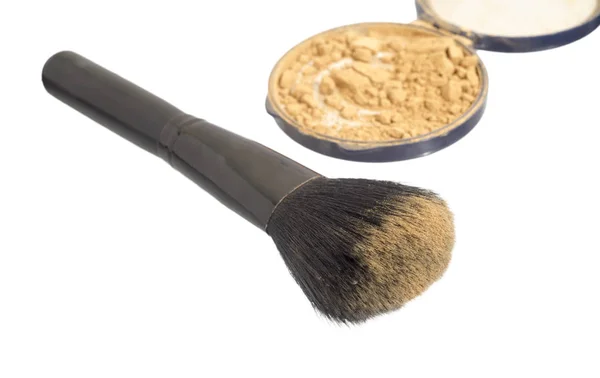 Maquiagem em pó e uma escova no fundo branco — Fotografia de Stock