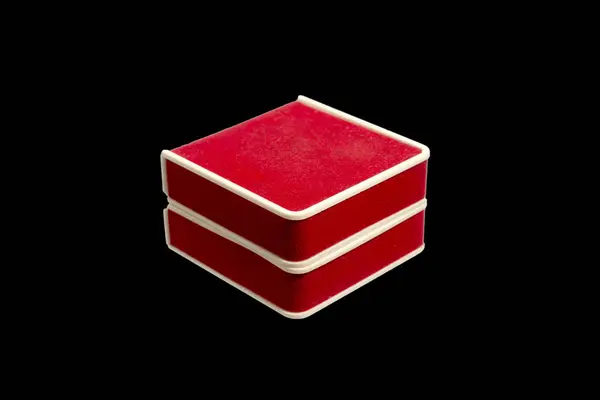 Rode luxe-geschenketui geïsoleerd op zwarte achtergrond — Stockfoto