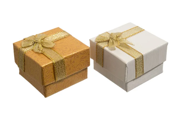 Caixa de presente e fita de ouro isolado no fundo branco — Fotografia de Stock