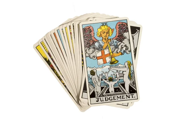 Baraja de cartas del Tarot sobre fondo blanco; SENTENCIA . —  Fotos de Stock