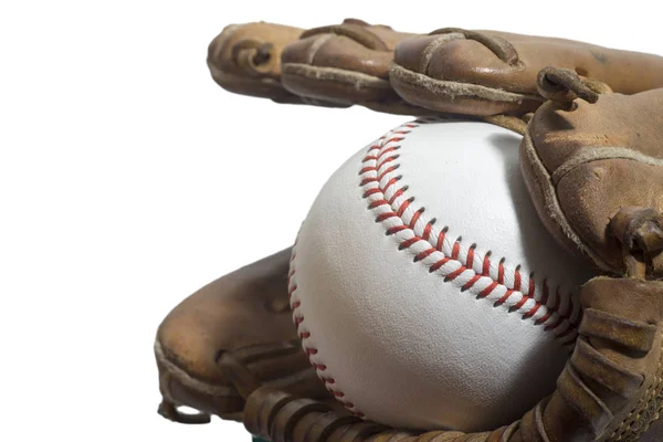 Luva de beisebol de couro usado velho e bola usada em um fundo branco — Fotografia de Stock