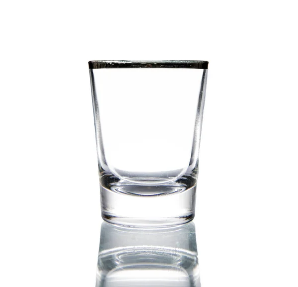 Cocktailglas - kleine schot. Geïsoleerd op witte achtergrond — Stockfoto