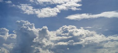 Mavi gökyüzünde beyaz bulut