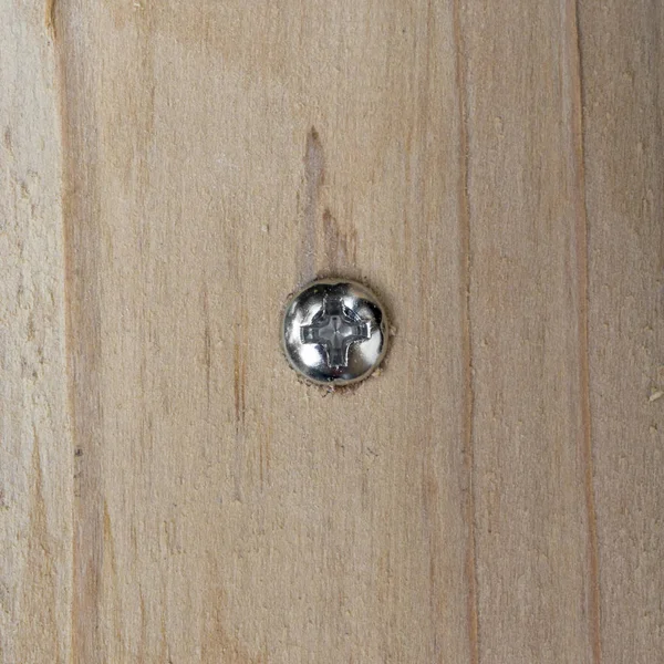 Śruba na podłoże drewniane, zbliżenie. Widok z góry — Zdjęcie stockowe