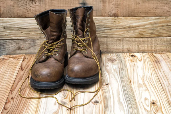 Une paire de bottes de travail bien usées . — Photo