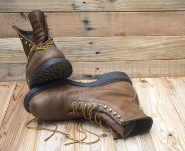 bir çift de yıpranmış iş çizme.