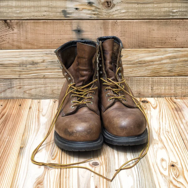 bir çift de yıpranmış iş çizme.