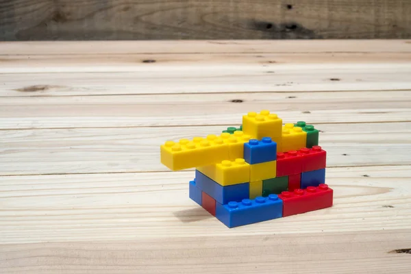 Танковая игрушка из кусочков лего — стоковое фото