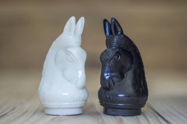 Şövalye siyah beyaz satranç parça ahşap üzerinde