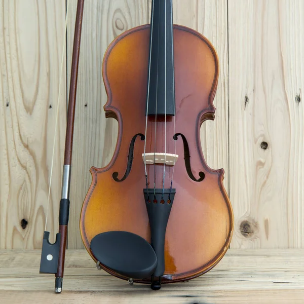 Violin on a rustic wooden table, arts and music concept — Stock Photo, Image