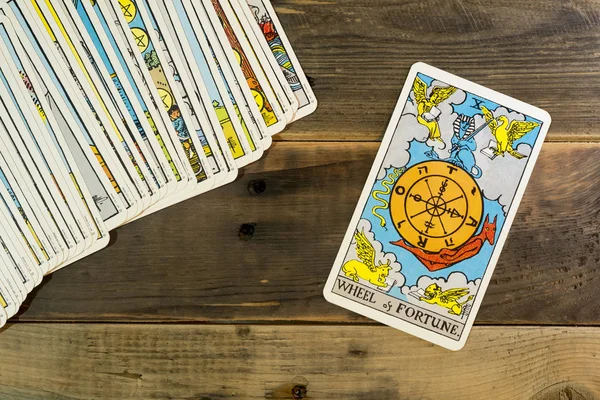 "RUEDA de FORTUNE "cartas del tarot sobre la mesa . — Foto de Stock