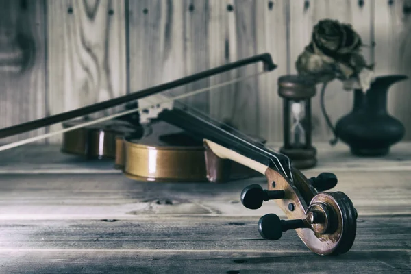 Violin on a rustic wooden table, arts and music concept — Stock Photo, Image