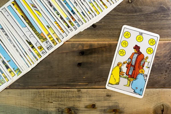 "Sechs der Tarot-Karten der Pentakel auf dem Tisch. — Stockfoto