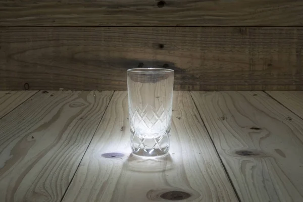 Bicchiere da cocktail - Piccolo colpo. Isolato su legno — Foto Stock