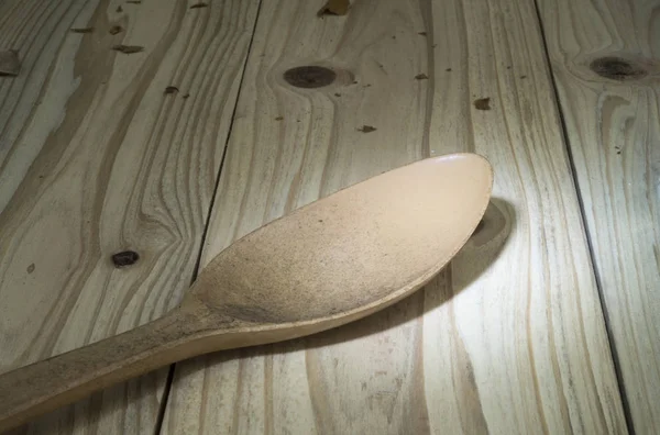 Łyżki z tworzywa sztucznego na drewniane tła — Zdjęcie stockowe