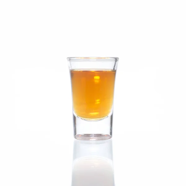 Cocktailglas met brandewijn of whiskey — Stockfoto