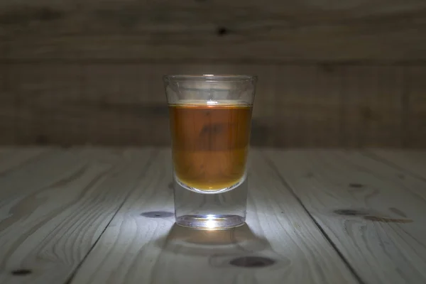 Cocktailglas met brandewijn of whiskey — Stockfoto