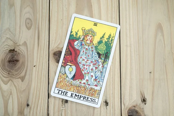 Tarjetas del tarot sobre fondo de madera —  Fotos de Stock