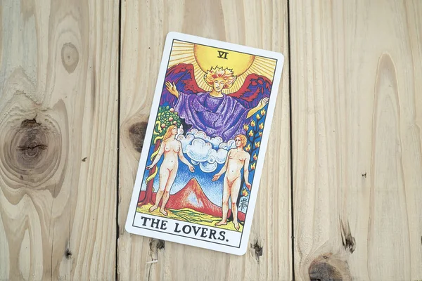 Tarjetas del tarot sobre fondo de madera — Foto de Stock