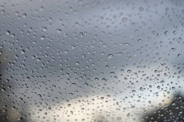 Yağmurlu günlerde cama yağmur damlaları