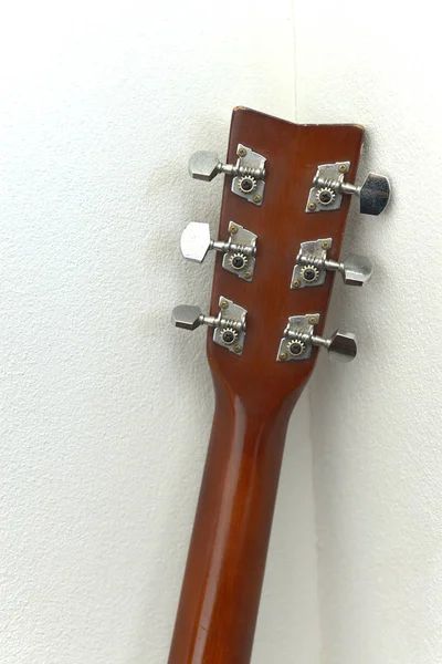 Гитара на гранж-стене — стоковое фото