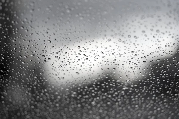 Падіння дощу на лобовому склі в дощові дні — стокове фото