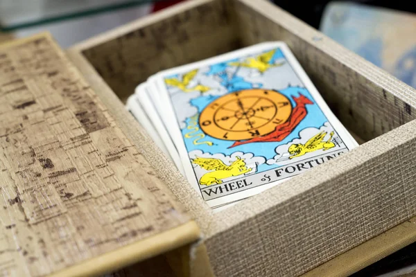 Kartenspiel mit Tarot-Karten; Glücksrad. — Stockfoto