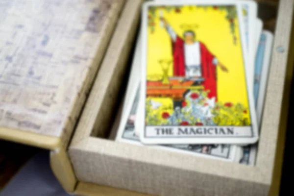 Rozostření balíček tarotových karet; Kouzelník. — Stock fotografie