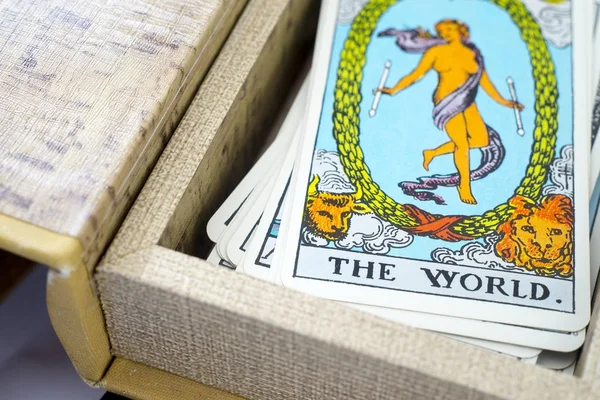 Baraja de cartas del Tarot; EL MUNDO . —  Fotos de Stock