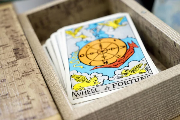Kartenspiel mit Tarot-Karten; Glücksrad. — Stockfoto