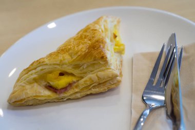 Taze pişmiş jambon peynir pasta bir tabak içinde.