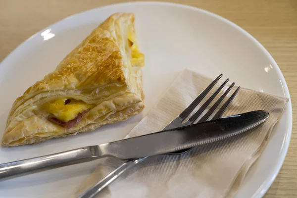 Fresh baked ham cheese pies in a plate. — Stock Photo, Image