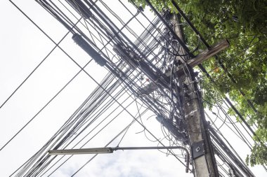 birçok güç hatları ve telefon hatlarını sütunlar üzerinde.