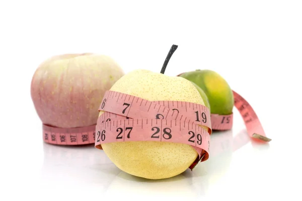 Frutas con cinta métrica sobre fondo blanco —  Fotos de Stock